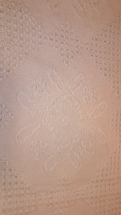 Colcha antiga em lã trabalhada 2,27x1,87m