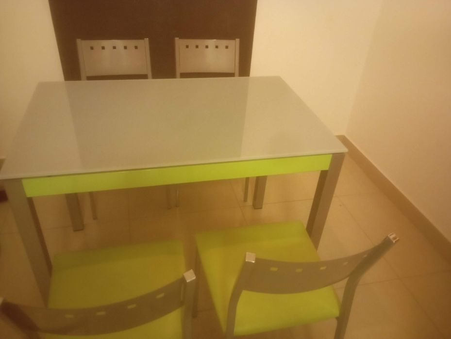Mesa de cozinha - 4 cadeiras incluídas