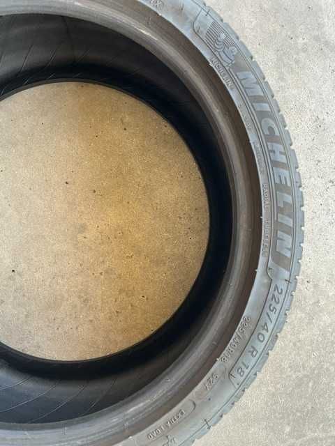pneu 225 - 40- R18