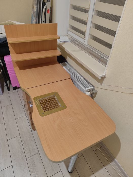 Стол маникюрный с полками