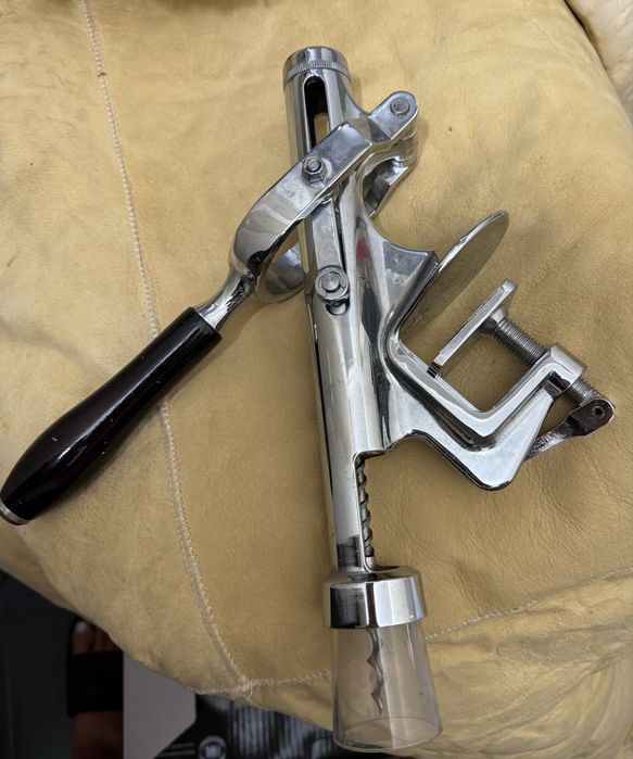 Старовинний настільний штопор для вина (металевий, механічний)