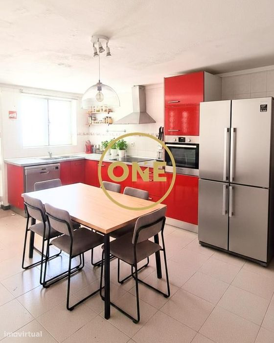 Moradia cheia de charme e potencial, a 450 metros da praia de Salgueir
