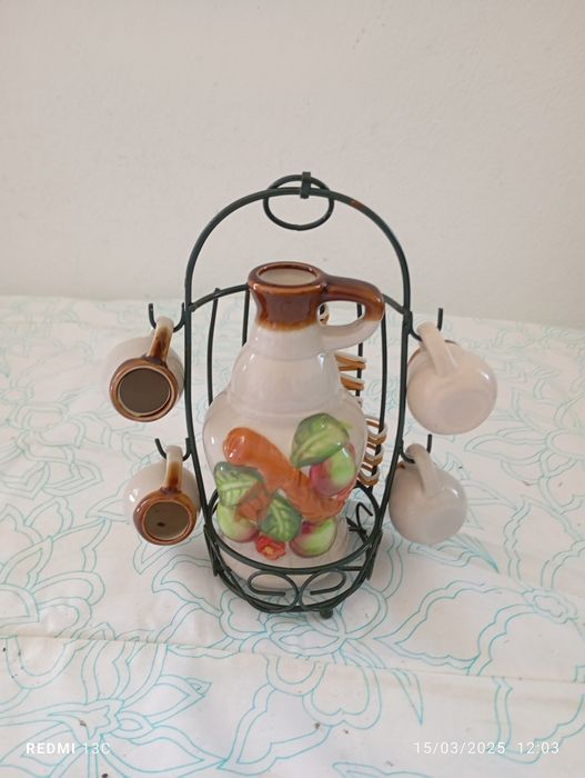 Jarrinha e quatro chavenas