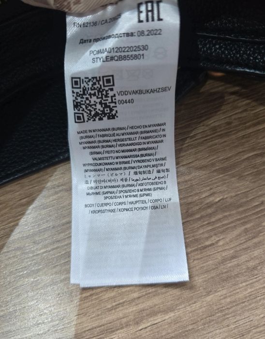 Czarna torebka Guess