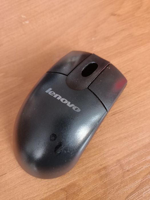 Fajna myszka bezprzewodowa Lenovo do negocjacji