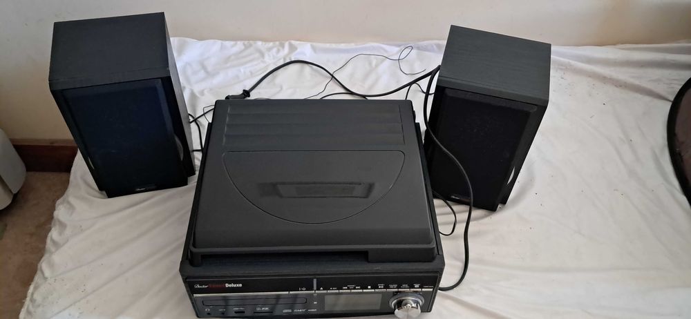 Aparelhagem gira discos .