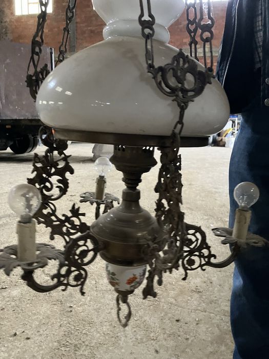 Antigo candeiro de igreja