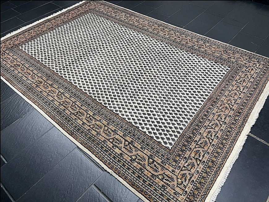 Tapete Persa SAROUGH com padrão MIR original, elaborado manualmente com lã sobre algodão e medidas 295cm x 195cm