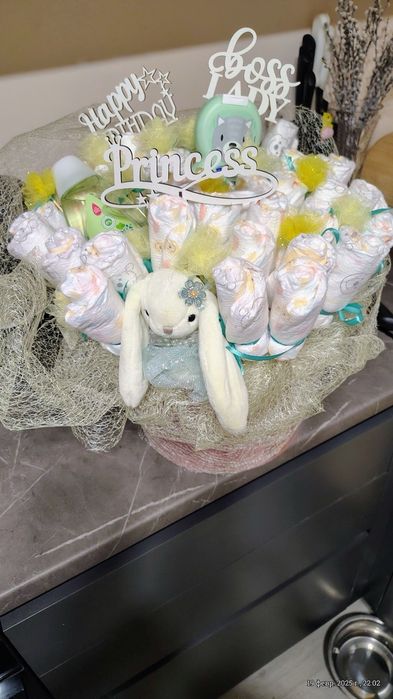 Букети з атласної стрічки та цукерок та памперсів.