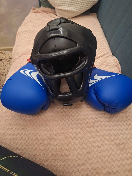 Kask ochronny i rękawice KICKBOXING