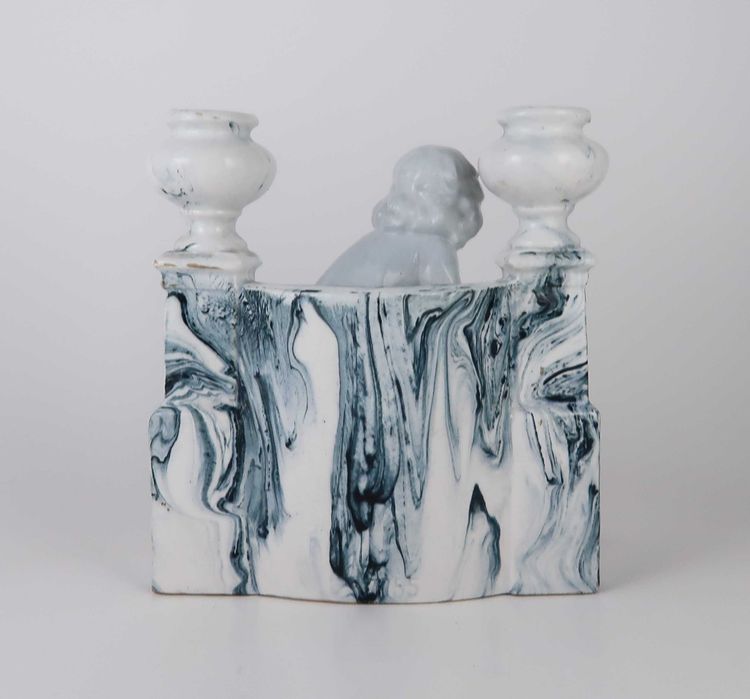 Escultura Castiçal em faiança marmorizada - Menina com gatos