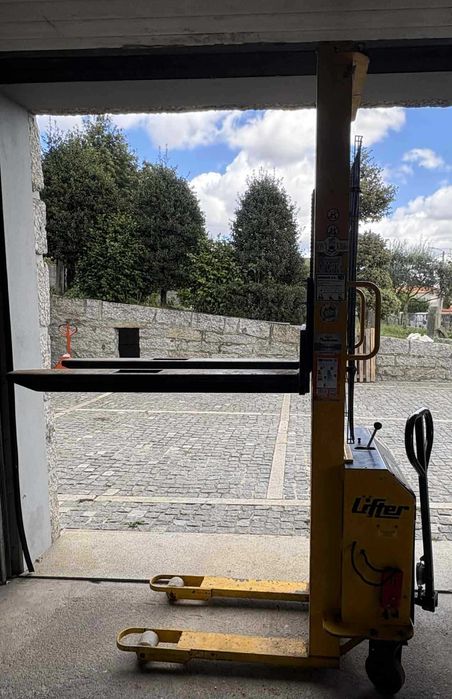 Porta-paletes Elétrico