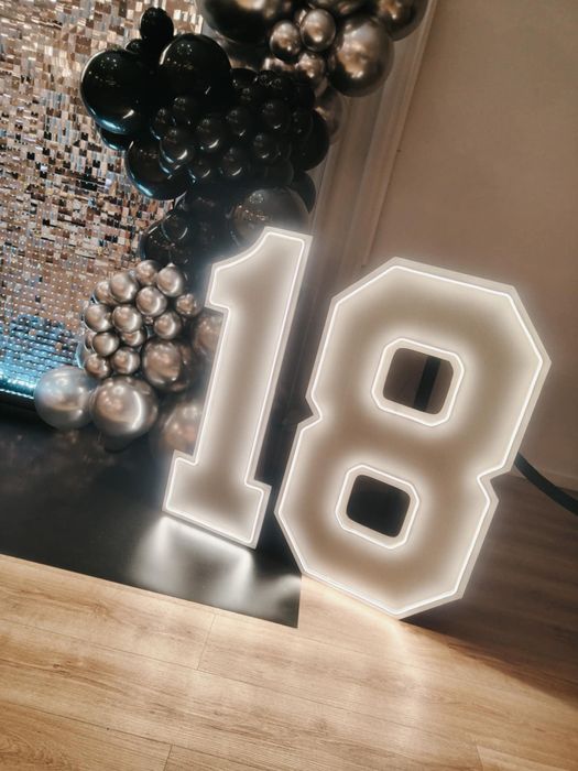 Neonowe cyfry LED „18” – 100 cm – wynajem na urodziny / osiemnastkę