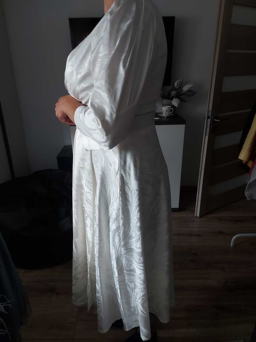 Śmietanowa sukienka z paskiem