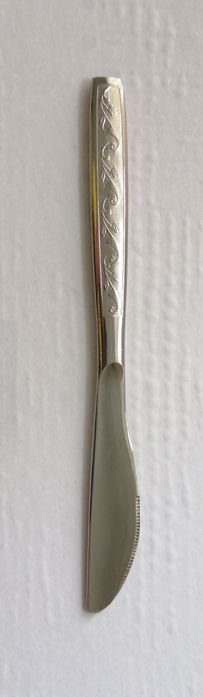 Столовые, десертные, чайные, кофейные ложки, вилки, ножи.