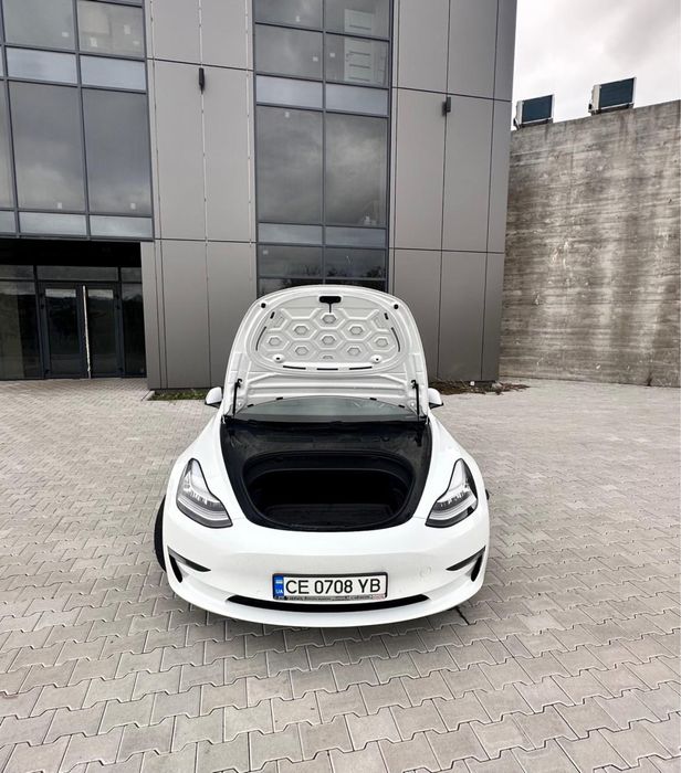 Tesla mоdel 3  2020 рік