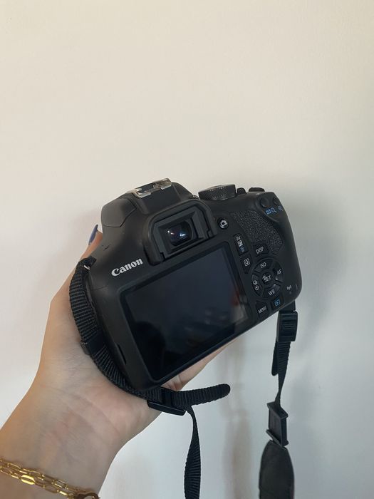 Canon EOS 2000D.
