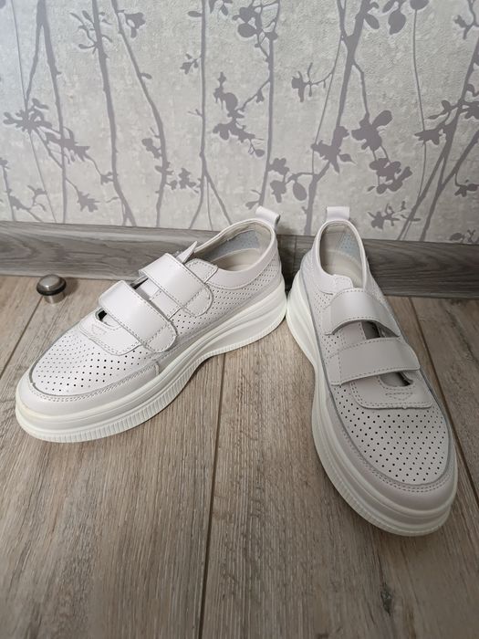 Кросівки. Мокасини.