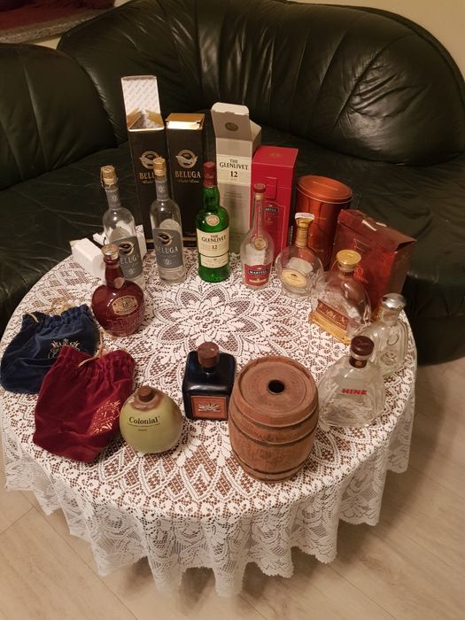 Пустые  бутылки из под спиртного.