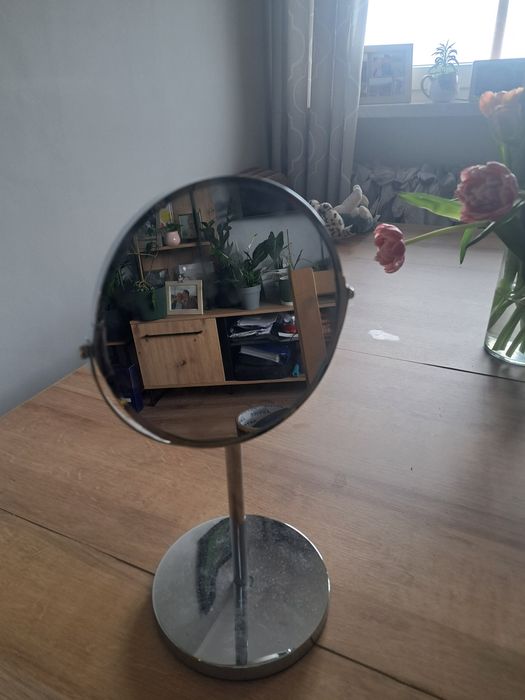 Lusterko kosmetyczne.