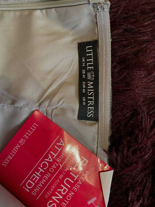 Шикарна міді сукня з блискучим поясом на випускний