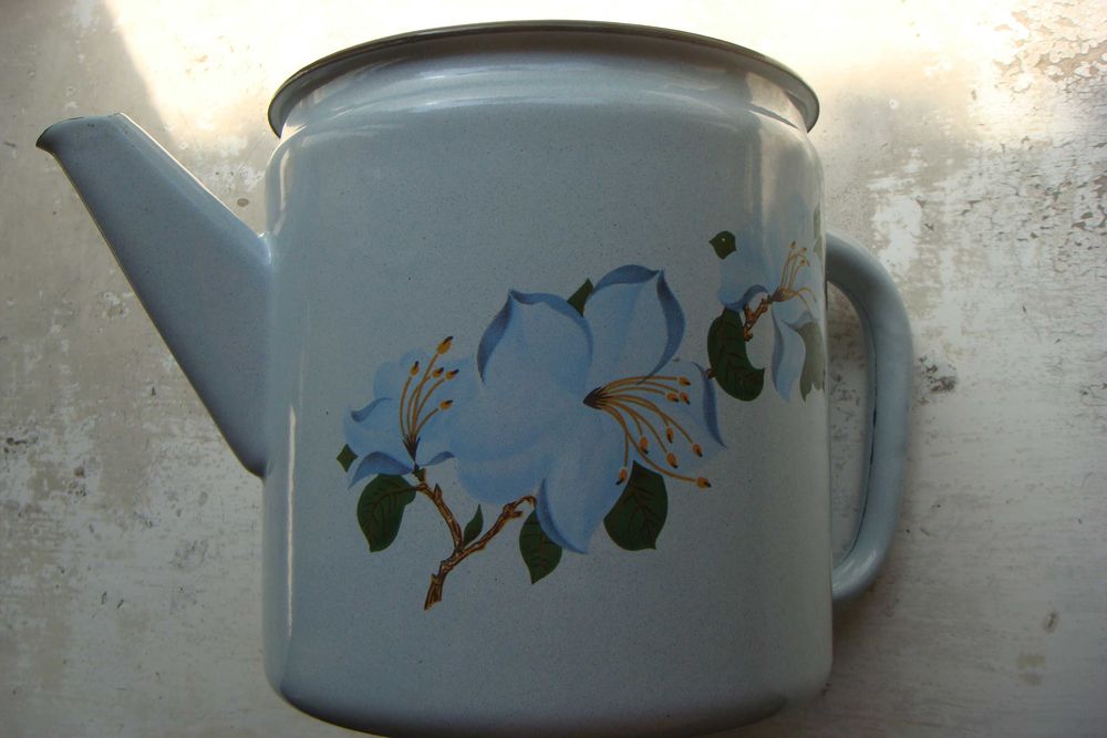 Посуд емальований виготовлений за часів СРСР: чайник і каструля