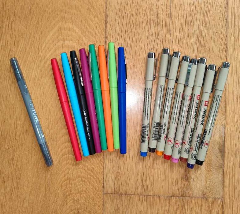 Conjunto diverso de canetas + 9 cadernos