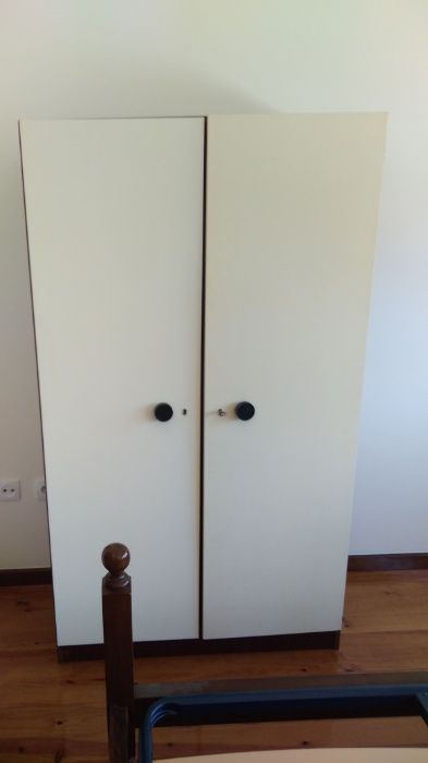 Cama,mesas de cabeceira,estrado pikolin,colchão pikolin, roupeiro.