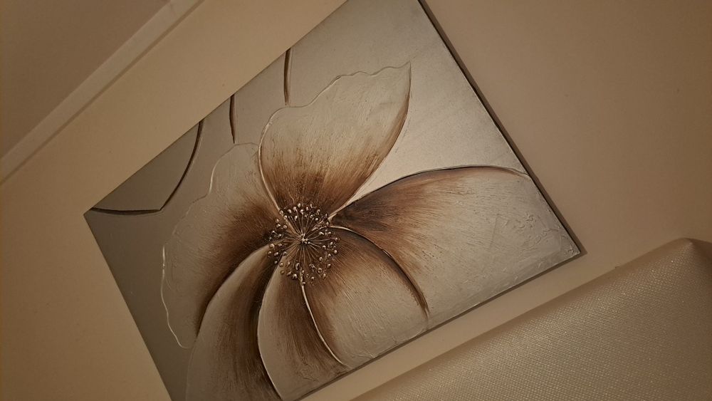 2 quadros em tons de beje e castanho