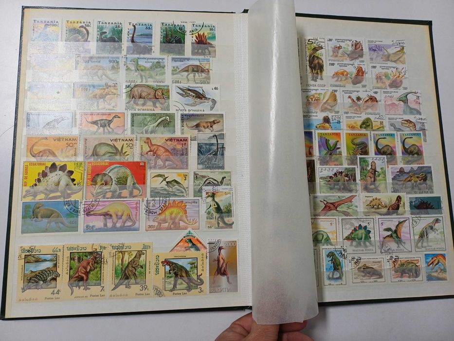 Álbuns com várias centenas de selos de vários países 2 unidades