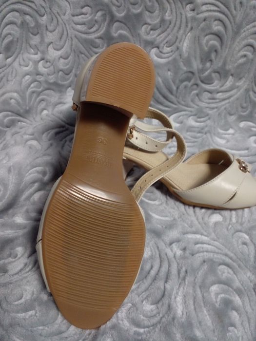 Продам босоніжки