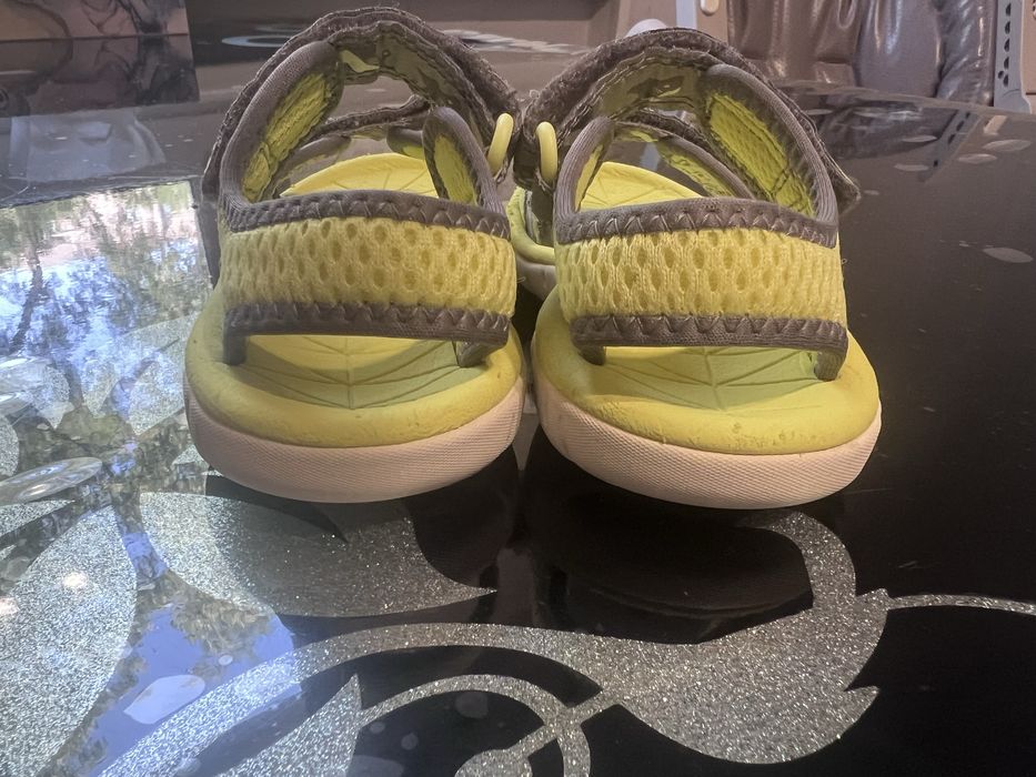 Продам дитячі босоніжки Clarks