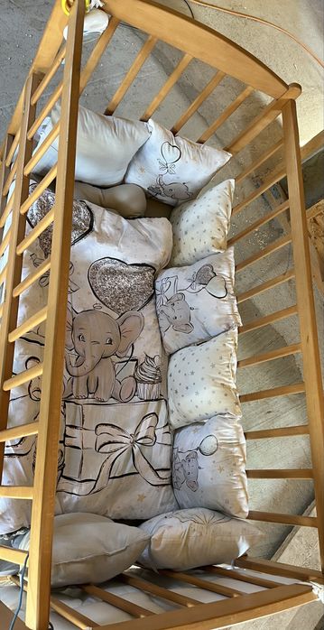 Дитяче деревяне ліжечко з комплектом