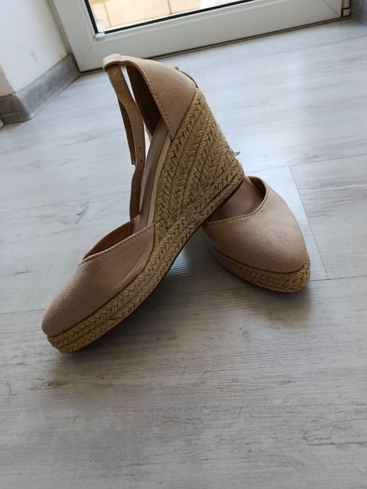 Buty na koturnie
