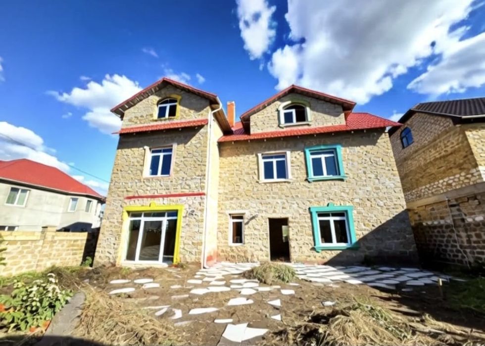 крепкий дом. толстые стены. госакт. все коммуникации