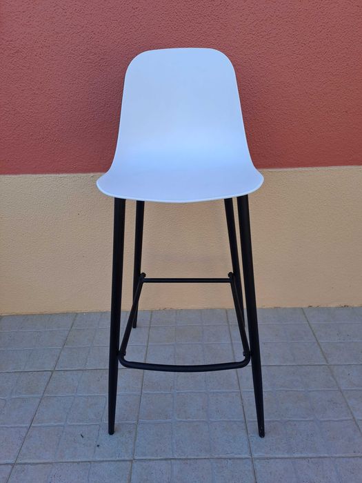 Cadeira alta assento branco pés pretos