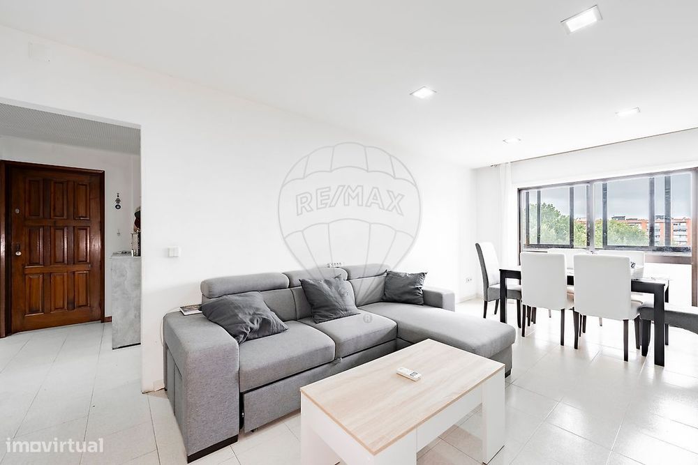 Apartamento T3 Parcialmente Renovado, situado em Ferreiros, Braga