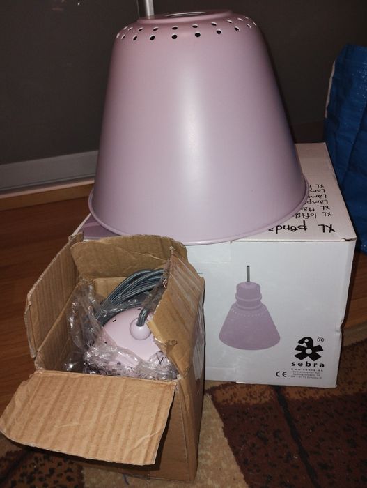 Lampa wisząca różowa.