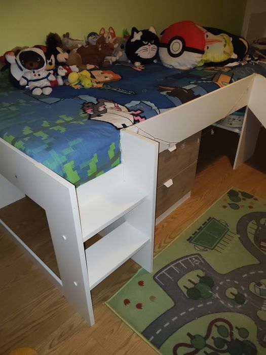 Cama de criança com escorrega
