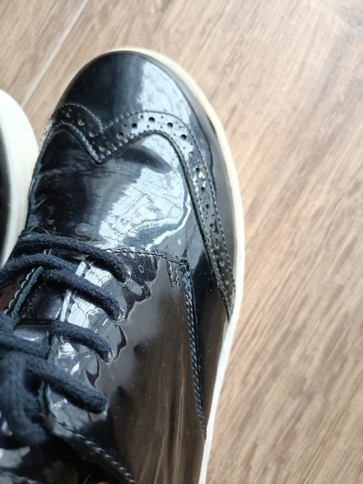 Caprice buty sportowe Oksford brogsy lakierowany granat rozm 37