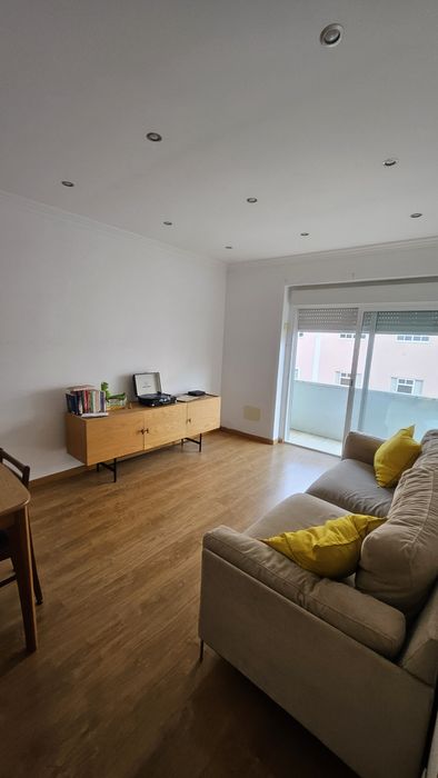 Quarto individual mobiliado — Cacilhas, a 7 min do cais