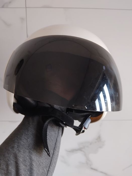 Capacete  uzado  em  muito  bom  estado  .