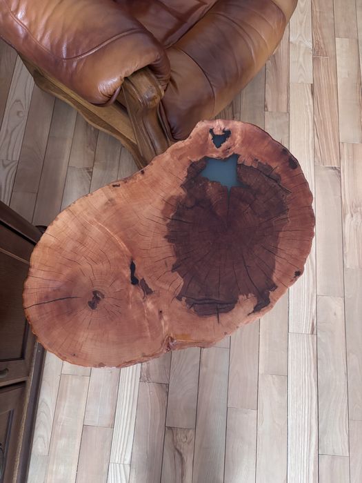 Stolik kawowy z plastra drewna z żywicą