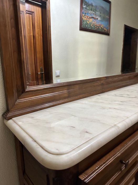 Aparador com espelho e tampo em granito