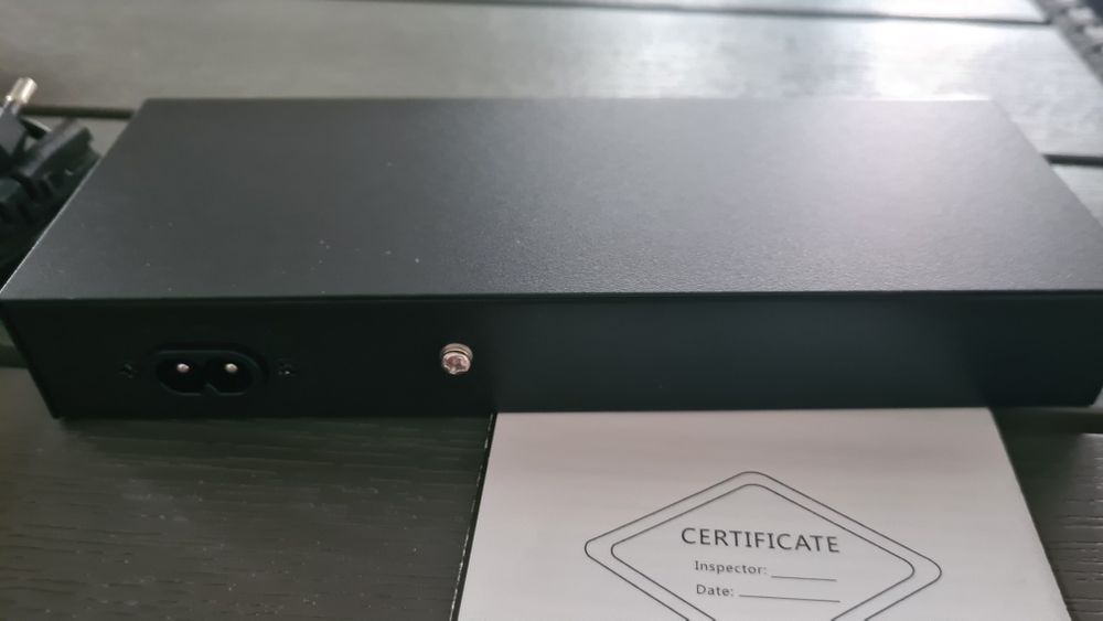 Комутатор / SWITCH  PoE  на 4 порти та 2 порти Uplink