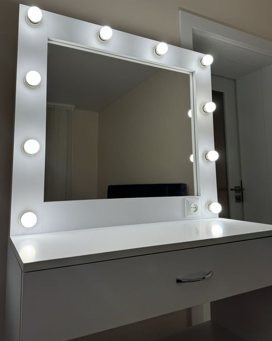 Макіяжний/гримерний стіл з дзеркалом і лапочками,як новий