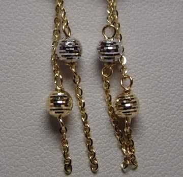 Złote wiszące kolczyki łańcuszki diamentowane dwukolorowe kulki.