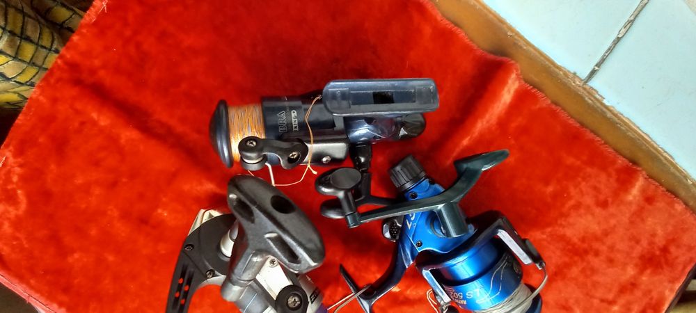 Снасти рыбацкие леска крючки поплавки.