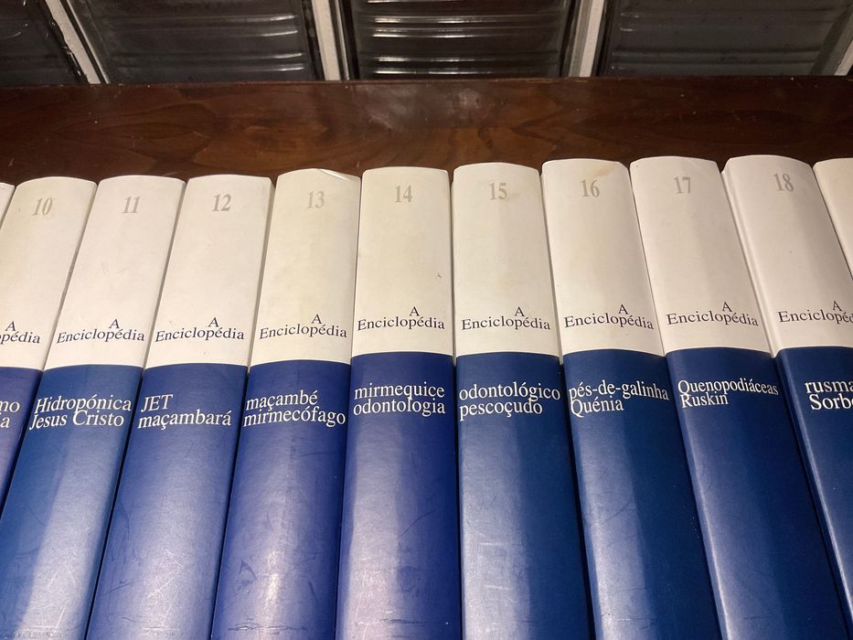 ENCICLOPÉDIA completa (30 Volumes), editada pelo jornal Público.
