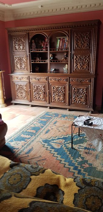 Movel antigo e coluna de luz